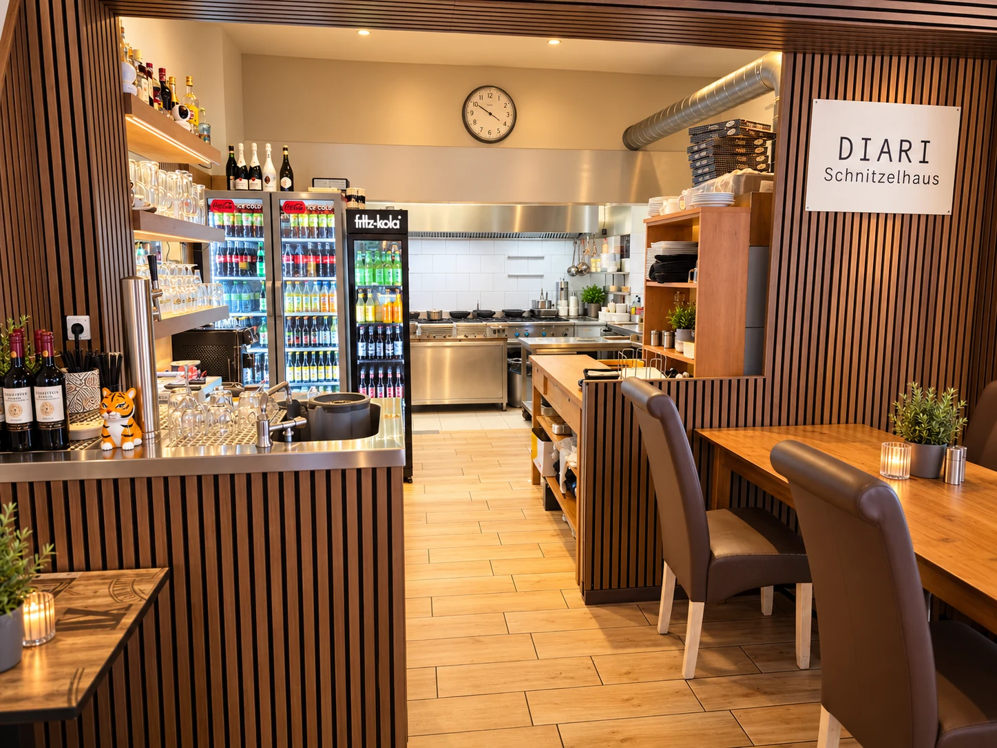 Theke und offene Küche im DIARI Schnitzelhaus